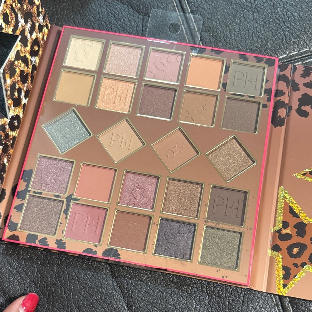 Paris Hilton Sweet Serenity 24-Piece Eyeshadow Set - Gold and Brown